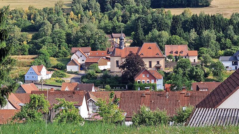 Wildflecken mit Blick auf Kirche und Pfarrhaus: Ein Ort, der immer wieder neue Menschen aufgenommen und integriert hat.