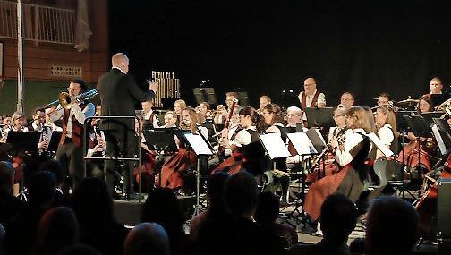 Solist Christian Lunz und das Symphonische Blasorchester unter Leitung von Michael Saffer. Solist Christian Lunz und das Symphonische Blasorchester unter Leitung von Michael Saffer.