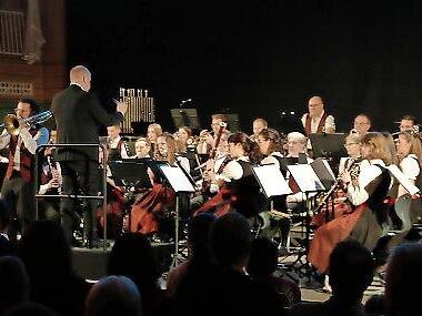 Solist Christian Lunz und das Symphonische Blasorchester unter Leitung von Michael Saffer. Solist Christian Lunz und das Symphonische Blasorchester unter Leitung von Michael Saffer.