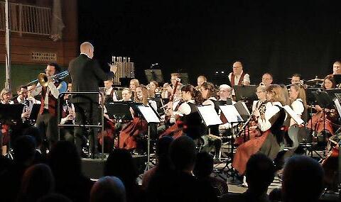 Solist Christian Lunz und das Symphonische Blasorchester unter Leitung von Michael Saffer. Solist Christian Lunz und das Symphonische Blasorchester unter Leitung von Michael Saffer.