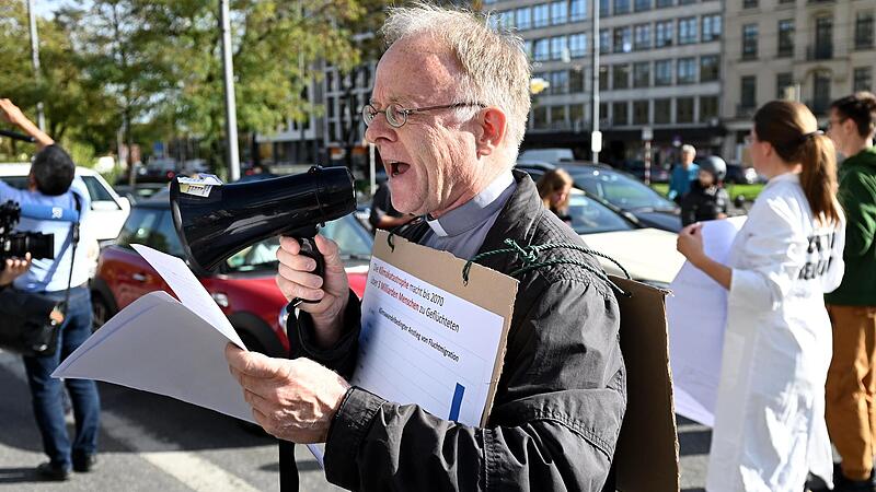 Ende Oktober demonstrierte Jörg Alt auf dem Stachus in München gegen die deutsche Verkehrs- und Klimapolitik. Ende Oktober demonstrierte Jörg Alt auf dem Stachus in München gegen die deutsche Verkehrs- und Klimapolitik.