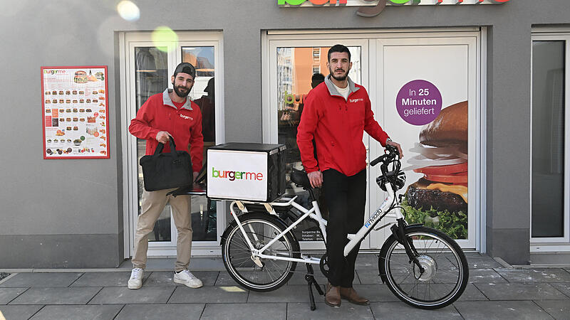 Vor gut einem Jahr freute man sich noch auf die Er&ouml;ffnung: Levent (links) und Engin Kurt vor der "burgerme"-Filiale in der Memmelsdorfer Stra&szlig;e.