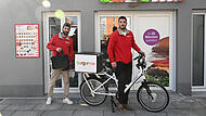 Vor gut einem Jahr freute man sich noch auf die Eröffnung: Levent (links) und Engin Kurt vor der "burgerme"-Filiale in der Memmelsdorfer Straße.