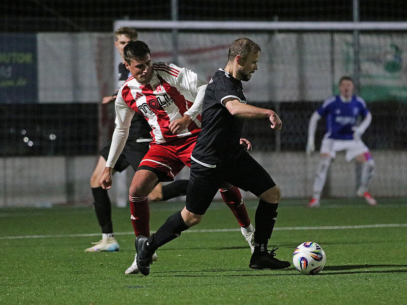 Sebastian Ambros (schwarzes Trikot) setzte sich in der vierten Minute der Nachspielzeit den "Lucky Punch" für die SpVgg Rattelsdorf.