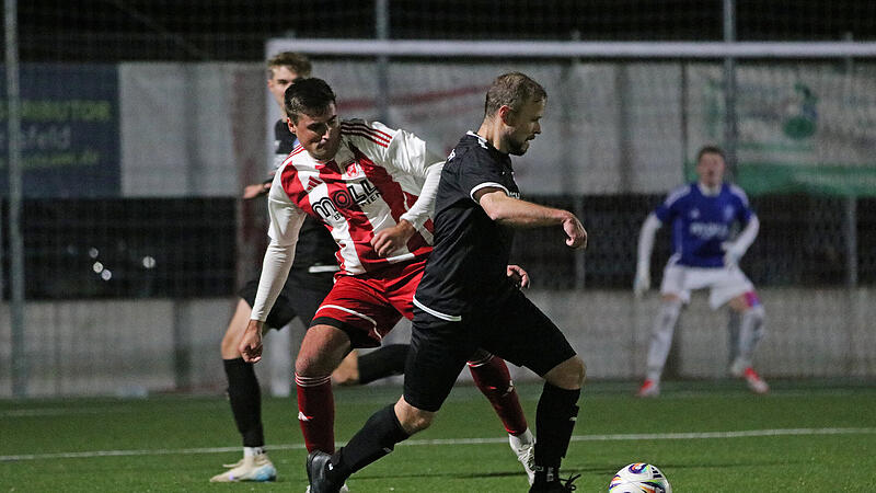 Sebastian Ambros (schwarzes Trikot) setzte sich in der vierten Minute der Nachspielzeit den "Lucky Punch" für die SpVgg Rattelsdorf.