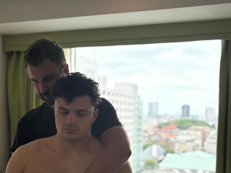 Physiotherapeut Fares Day behandelt Merlin Hummel direkt nach der Qualifikation im Hotel. Physiotherapeut Fares Day behandelt Merlin Hummel direkt nach der Qualifikation im Hotel.