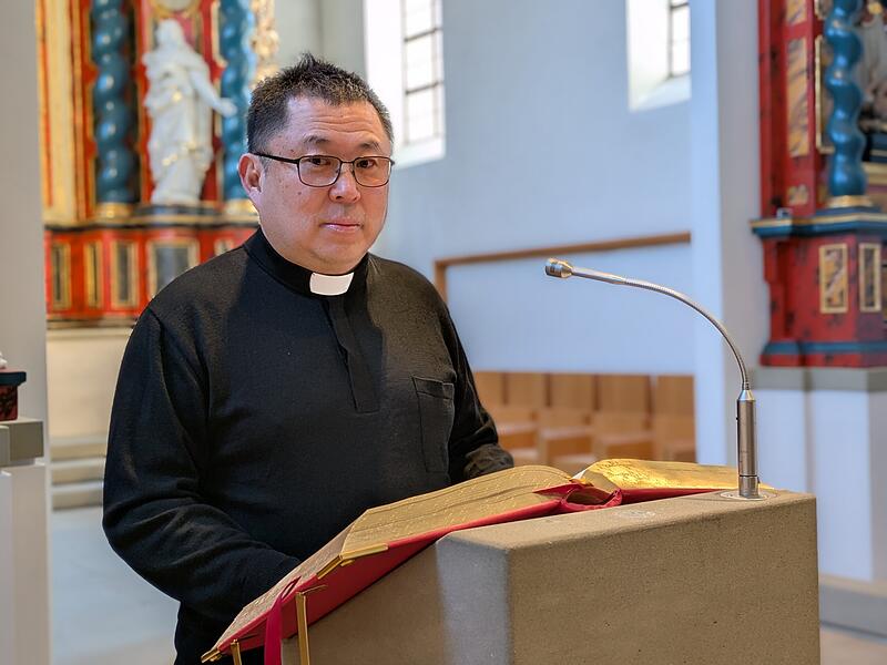 Diakon Kim Sell am Ambo der Wallfahrtskirche auf dem Volkersberg: Ab September wird er hier nicht mehr stehen.