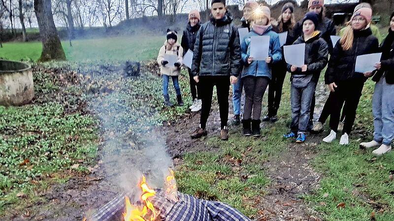 Die Strohpuppe, der tote Mann, geht in Flammen auf – die Wintergeister verflüchtigen sich dabei.