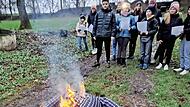 Die Strohpuppe, der tote Mann, geht in Flammen auf – die Wintergeister verflüchtigen sich dabei.