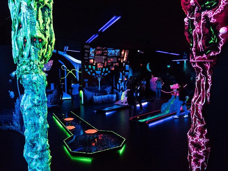 Schwarzlichtfabrik In der Schwarzlichtfabrik in Nürnberg spielt man Minigolf mit 3D-Brillen.