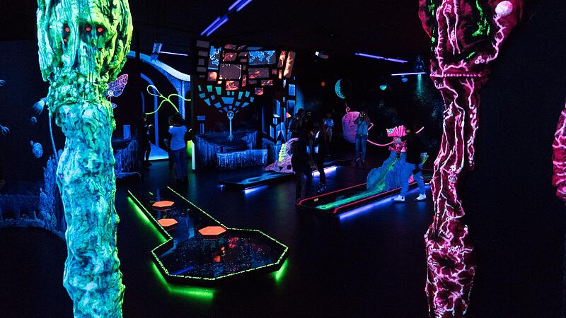 In der Schwarzlichtfabrik in N&uuml;rnberg spielt man Minigolf mit 3D-Brillen.