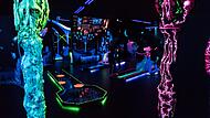 In der Schwarzlichtfabrik in N&uuml;rnberg spielt man Minigolf mit 3D-Brillen.