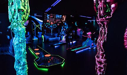 In der Schwarzlichtfabrik in N&uuml;rnberg spielt man Minigolf mit 3D-Brillen.