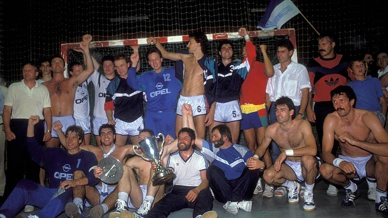 Ausgelassene Stimmung beim TV Großwallstadt um Torwart Siegfried Roch  (unten links): Der TVG feiert 1989 den Pokalsieg in Gummersbach.