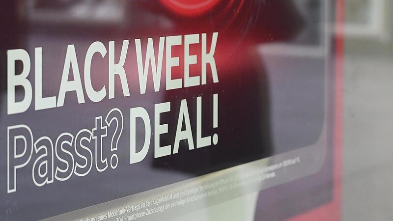 In der Woche vor dem 29. November locken die Geschäfte vor Ort und auch viele Onlineshops mit Rabatten.