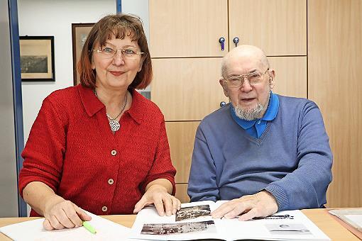 Neue Erkenntnisse zu den Sonneberger Bombenangriffen trug der in Hamburg lebende Zeitzeuge Dieter Lutz bei, hier mit Autorin Martina Hunka. Neue Erkenntnisse zu den Sonneberger Bombenangriffen trug der in Hamburg lebende Zeitzeuge Dieter Lutz bei, hier mit Autorin Martina Hunka.