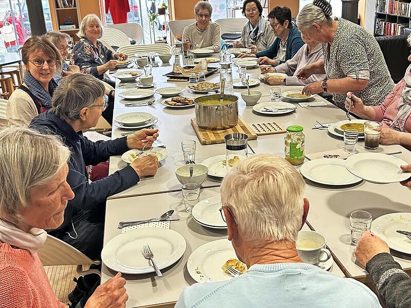 Ein sch&ouml;ner Abschluss: Beim gemeinsamen Essen im Caf&eacute; Bistro &bdquo;Offener Treff&ldquo; stehen Genuss, Austausch und Gemeinschaft im Mittelpunkt.