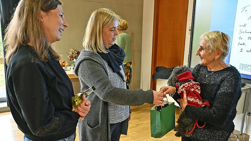 Die Geschichtslehrkräfte Anika Taraschewski und Susanne Deppisch überreichen Frau Rosenberg-Band ein kleines Dankeschön für ihren beeindruckenden Vortrag .