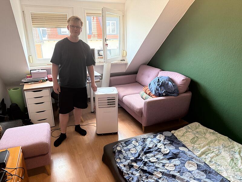 Der Bamberger Jonas Lange kann es in seiner Dachgeschosswohnung kaum aushalten. &Uuml;ber 30 Grad Zimmertemperatur sind hier im Sommer normal.