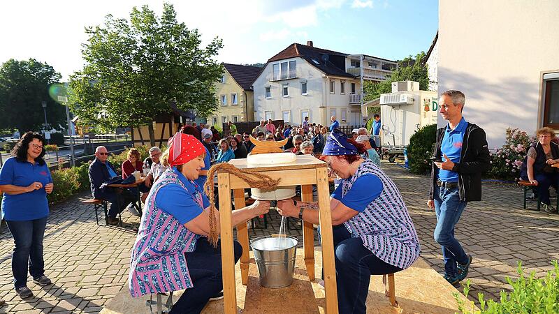 Die Damen der &bdquo;Stublicher Moggerla&ldquo; gaben an der Kerwa alles beim Gaudi-Melkwettbewerb.