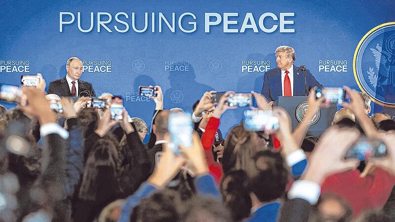 Viel Aufmerksamkeit, wenig Konkretes: Der russische Präsident Wladimir Putin (l.) und US-Präsident Donald Trump  nach dem Alaska-Gipfel auf einer Pressekonferenz.