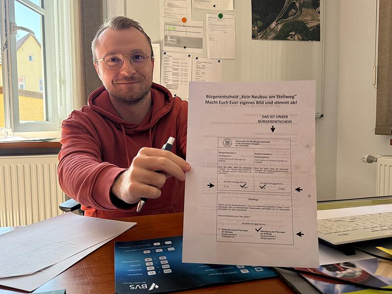 Andr&eacute; St&ouml;cker von der Gemeinde Trebgast zeigt die Seite im Flyer, um die es geht.