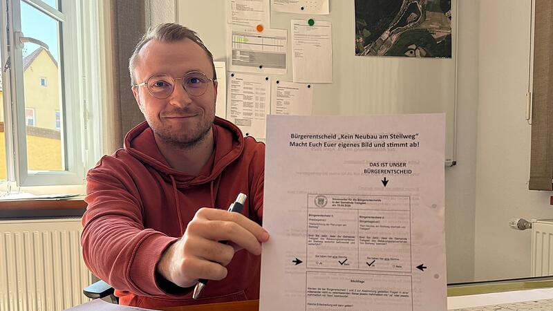 Andr&eacute; St&ouml;cker von der Gemeinde Trebgast zeigt die Seite im Flyer, um die es geht.