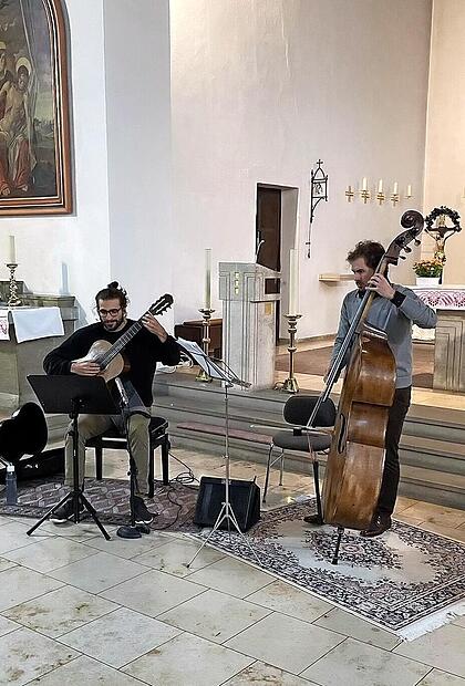 Die beiden Musiker Dominik Schramm (links) und Justus Böhm bei ihrem Konzert in Breitbrunn