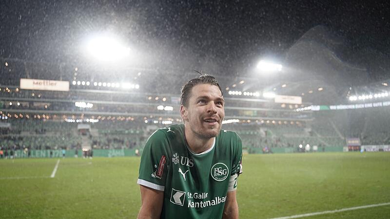 Trotz des Unentschiedens l&auml;chelte Lukas G&ouml;rtler, als er nach dem Spiel die Spieler des SC Kemmern auf der Trib&uuml;ne besuchte.