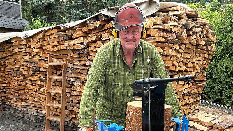 Wolfgang Heland in seinem Element. Wenn der 66-jährige Großsponsor des TSV Mönchröden Holz spaltet, dann kann er die Alltagssorgen und den Stress für einige Stunden vergessen. Egal, wie hier im eigenen Hof oder oft auch im Hässlichgrund in der Nähe des “Wildparks”, wo seine “Mönche” auf Torejagd gehen. Wolfgang Heland in seinem Element. Wenn der 66-jährige Großsponsor des TSV Mönchröden Holz spaltet, dann kann er die Alltagssorgen und den Stress für einige Stunden vergessen. Egal, wie hier im eigenen Hof oder oft auch im Hässlichgrund in der Nähe des “Wildparks”, wo seine “Mönche” auf Torejagd gehen.