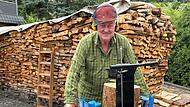 Wolfgang Heland in seinem Element. Wenn der 66-j&auml;hrige Gro&szlig;sponsor des TSV M&ouml;nchr&ouml;den Holz spaltet, dann kann er die Alltagssorgen und den Stress f&uuml;r einige Stunden vergessen. Egal, wie hier im eigenen Hof oder oft auch im H&auml;sslichgrund in der N&auml;he des &ldquo;Wildparks&rdquo;, wo seine &ldquo;M&ouml;nche&rdquo; auf Torejagd gehen.
