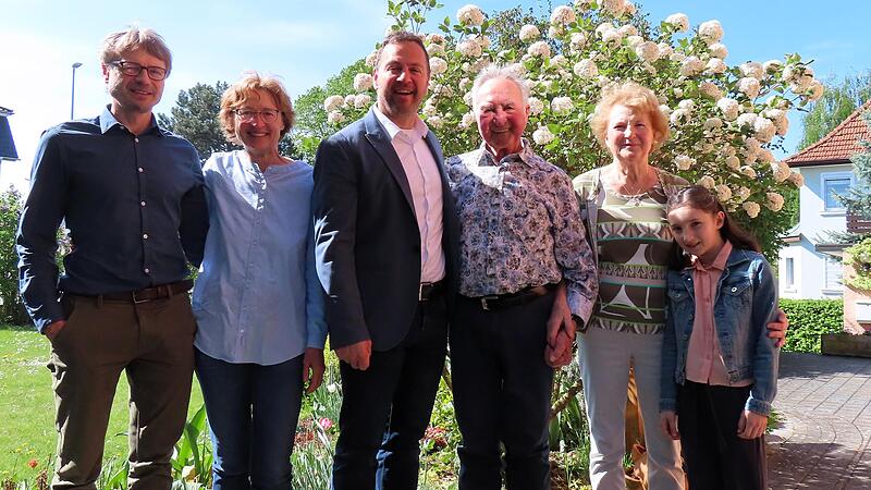 Sohn Michael und Tochter Monika, B&uuml;rgermeister Mario Sch&ouml;nwald, Jubilar Rudolf B&ouml;hmer mit Ehegattin Annemarie und Enkelin Tamina.