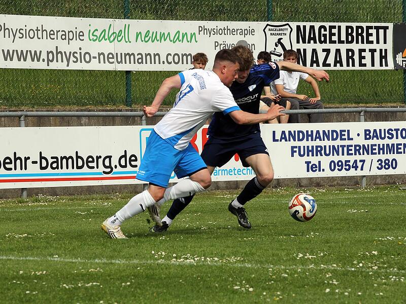 Der Rattelsdorfer Jeffry Stade (links) im Zweikampf mit Justin Berwind vom TSV Mönchröden II. Der Rattelsdorfer Jeffry Stade (links) im Zweikampf mit Justin Berwind vom TSV Mönchröden II.