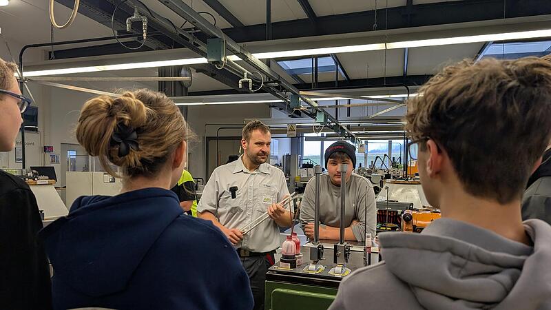 Interessante Einblicke in die Berufswelt gab es für die Schüler der Dr.-Ernst-Schmitt-Realschule bei einem Besuch im Valeo-Ausbildungszentrum.