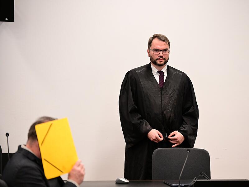 Strafverteidiger Johann Bund aus N&uuml;rnberg (rechts) und der Angeklagte beim Prozessstart vor dem Landgericht N&uuml;rnberg-F&uuml;rth.