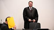 Strafverteidiger Johann Bund aus N&uuml;rnberg (rechts) und der Angeklagte beim Prozessstart vor dem Landgericht N&uuml;rnberg-F&uuml;rth.