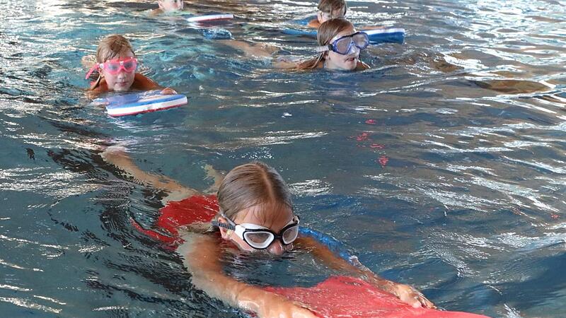 Wenn Vereine mit Kindern arbeiten, ihnen beispielsweise das Schwimmen beibringen, gibt es rechtlich einiges zu beachten, wie Rechtsanwalt Benjamin H. Eismann im Interview erkl&auml;rt.  Symbolbild: Archiv/Barbara Herbst