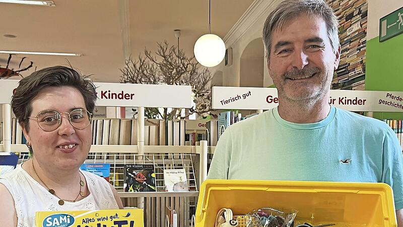 Bibliotheksleiterin Cindy Paulus (links) und J&uuml;rgen Leitschuh, Vorstandsvorsitzender des Freundeskreises Lesezeichen, mit den neuen Medien.