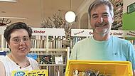 Bibliotheksleiterin Cindy Paulus (links) und J&uuml;rgen Leitschuh, Vorstandsvorsitzender des Freundeskreises Lesezeichen, mit den neuen Medien.