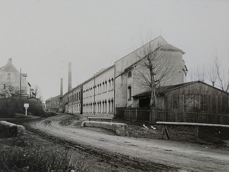 Die W&uuml;rzburger Stra&szlig;e von Westen mit den Geb&auml;uden der Schuhfabrik rechts, um 1925.
