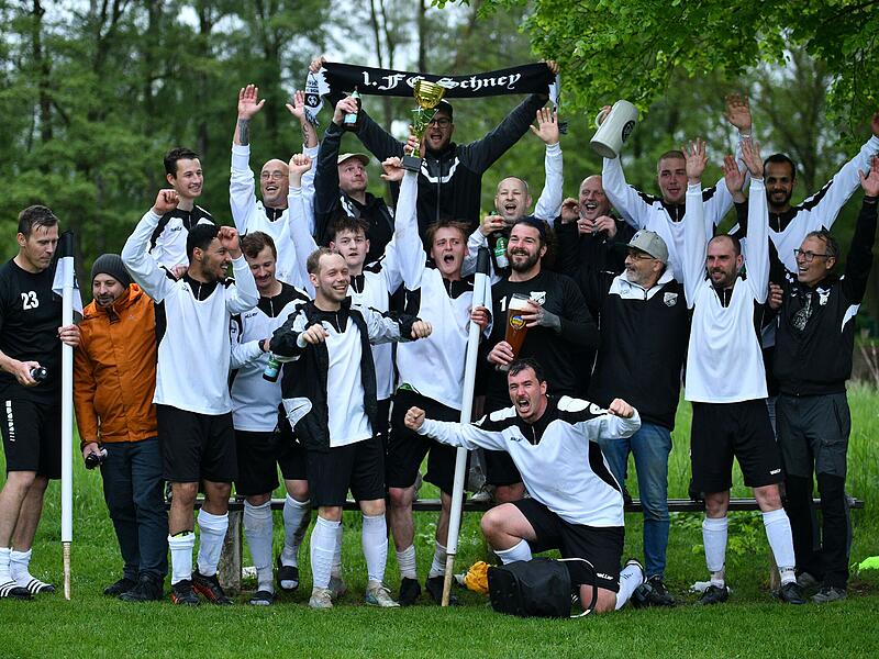 Der FC Schney ist ungeschlagen Meister der A-2 Klasse und steigt in die Kreisklasse auf.