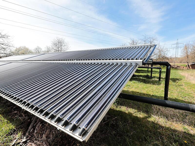 Die Solarthermieanlage in Hallerndorf mit 1.304 Quadratmetern noch die Größte in Bayern in Verbindung mit einem Nahwärmenetz.Forchheim & Fränkische Schweiz Die Solarthermieanlage in Hallerndorf mit 1.304 Quadratmetern noch die Größte in Bayern in Verbindung mit einem Nahwärmenetz.Forchheim & Fränkische Schweiz