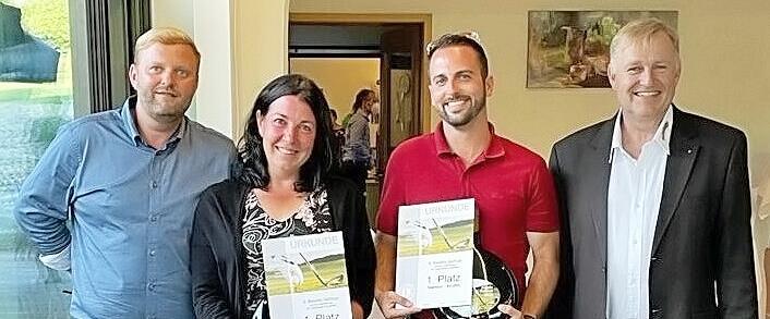 Bei der Siegerehrung (v. l.): Florian Rückel (Präsident Golfclub Steigerwald), Stephanie Kramer (Siegerin Damen Brutto), Patrick Steinbrückner (Sieger Herren Brutto), Axel Rogner (Organisator Lions-Club Aischgrund) Bei der Siegerehrung (v. l.): Florian Rückel (Präsident Golfclub Steigerwald), Stephanie Kramer (Siegerin Damen Brutto), Patrick Steinbrückner (Sieger Herren Brutto), Axel Rogner (Organisator Lions-Club Aischgrund)