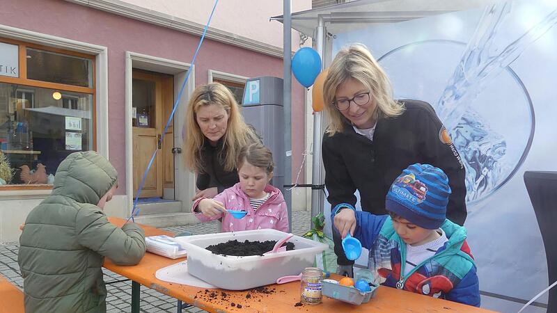 Katrina Lunz (rechts) pflanzt bei der Stadtmesse in Herzogenaurach Sonnenblumen in Eierschachteln.