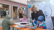 Katrina Lunz (rechts) pflanzt bei der Stadtmesse in Herzogenaurach Sonnenblumen in Eierschachteln.