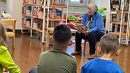Grundschüler lauschen ihrer Vorleserin Christiane Berneth. Grundschüler lauschen ihrer Vorleserin Christiane Berneth.