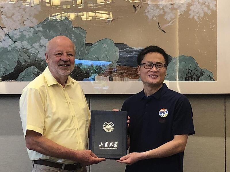 Hans-Josef Fell bekam an der Universität Qingdao vor zahlreichen Professoren den Titel „Senior Fellow“ verliehen. Hans-Josef Fell bekam an der Universität Qingdao vor zahlreichen Professoren den Titel „Senior Fellow“ verliehen.