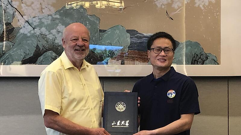 Hans-Josef Fell bekam an der Universit&auml;t Qingdao vor zahlreichen Professoren den Titel &bdquo;Senior Fellow&ldquo; verliehen.