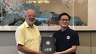 Hans-Josef Fell bekam an der Universität Qingdao vor zahlreichen Professoren den Titel „Senior Fellow“ verliehen. Hans-Josef Fell bekam an der Universität Qingdao vor zahlreichen Professoren den Titel „Senior Fellow“ verliehen.