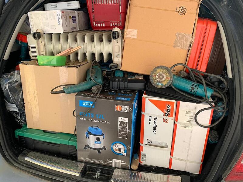 Frank Dominik hat sein Auto bis unters Dach beladen. Frank Dominik hat sein Auto bis unters Dach beladen.